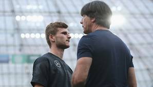 Timo Werner im Gespräch mit Bundestrainer Joachim Löw.