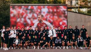 Die deutsche Mannschaft baute sich im DFB-Camp in Herzogenaurach vor der Videowall auf.