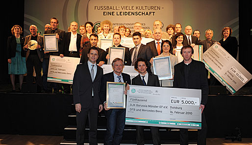 Die glücklichen Gewinner beim Integrationspreis präsentieren stolz ihre Preise