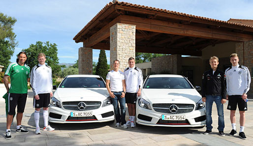 Michael Schumacher und Nico Rosberg auf Besuch beim DFB-Team