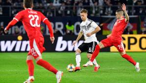 Joshua Kimmich: Übernahm die Rolle von Kroos und agierte als Ballverteiler vor der Abwehr. Hatte mit Abstand die meisten Ballaktionen und eine sehr gute Passquote. Muss vor dem Gegentor zum 0:1 besser per Kopf klären. Note: 3,5.