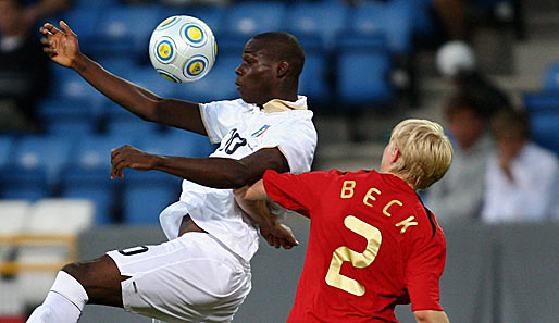 Deutschlands Torschütze Andreas Beck (r.) im Zweikampf mit Inter-Jungstar Mario Balotelli