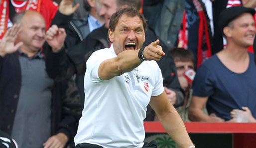 Cottbus-Trainer Claus-Dieter Wollitz entsetz nach dem Erstrundenaus gegen Holstein Kiel