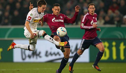 Patrick Herrmann (l.) ist vor dem Schalker Jermaine Jones am Ball