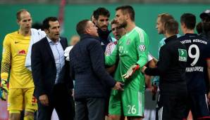 Ralf Rangnick stürmte in der Halbzeitpause den Rasen