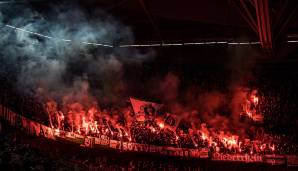 Die Gladbacher standen dem in nichts nach: Zum Auswärtsspiel in Düsseldorf brachten sie die eine oder andere Pyro-Fackel mit ...