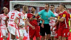 Der SC Freiburg und RB Leipzig duellieren sich im DFB-Pokalfinale. Das vorherrschende Thema: Ein vermeintliches Handspiel vor dem Führungstor des SCF, das bei Twitter für Schlager-Stimmung sorgte. Die Netzreaktionen.