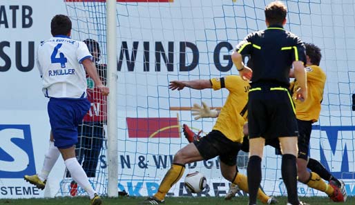 Robert Müller (l.) traf zum 1:0 für Hansa gegen Dresden