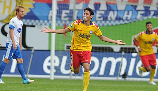 Karlsruhes Hakan Calhanoglu brachte die Gäste im Derby in Heidenheim mit 2:0 in Führung