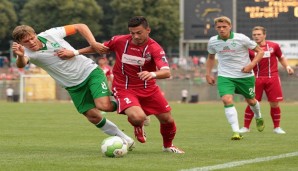 Okan Derici im Zweikampf mit Bremens Clemens Fritz