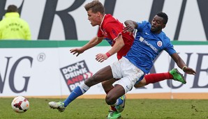 Dennis Danso Weidlich (r.) und Hansa Rostock stehen aktuell auf Tabellenplatz zwölf