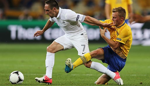 Franck Ribery (l.) im Zweikampf mit Schwedens Sebastian Larsson