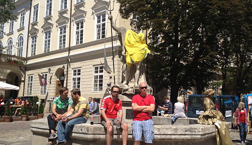 Selbst die ukrainischen Statuen sind in absoluter EM-Stimmung