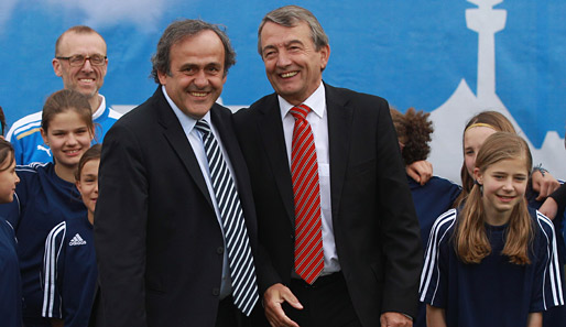 Michel Platini (l.) bei einem Pressetermin mit DFB-Präsident Wolfgang Niersbach