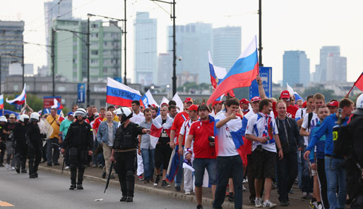 So friedlich wie hier ging es am Rande der Partie Polen gegen Russland nicht immer zu