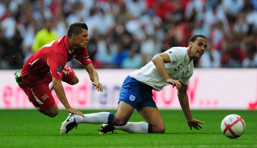 Rio Ferdinand (r.) könnte nach der EM wieder ins englische Nationaltrikot schlüpfen