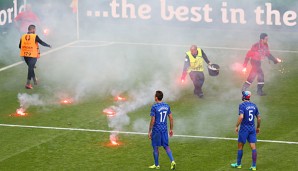 Die kroatischen Fans warfen Böller auf den Platz