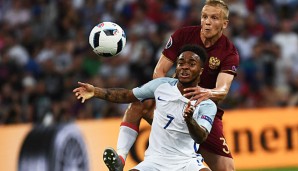 Englands Raheem Sterling im Zweikampf mit Igor Smolnikov