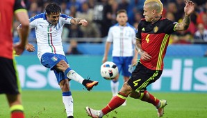 Radja Nianggolan (r.) blockt einen Schuss des Italieners Martins Eder