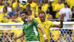 Irlands Shane Long (l.) im Kopfballduell mit Andreas Granqvist