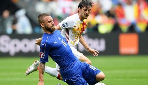 Daniele De Rossi demonstriert David Silva seine Zweikampfhärte