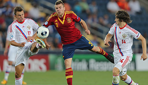 Denis Cheryshev (l.) und Pavel Yakovlev im Duell mit Spaniens Asier Illarramendi