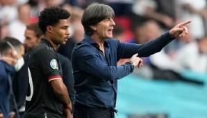 Joachim Löw steht aufgrund seines Zögerns bei personellen Veränderung während des EM-Achtelfinals gegen England (0:2) abermals in der Kritik.