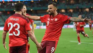 Die Schweizer Shaqiri (l.) und Seferovic bejubeln ihren Sieg gegen die Türkei.