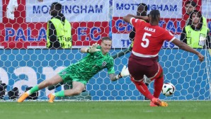 Jordan Pickford, Manuel Akanji, England, Schweiz, Elfmeter, Spickzettel, Trinkflasche, EM 2024