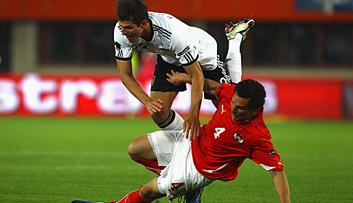 Beide Teams schenkten sich nichts: Hier Mario Gomez (l.) im Zweikampf mit Emanuel Pogatetz