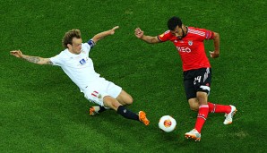 Ivan Rakitic (l.) im Zweikampf mit Ezequiel Garay