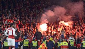 Fan-Ausschreitungen im Spiel beim FC Arsenal riefen Sanktionen gegen den 1.FC köln hervor.