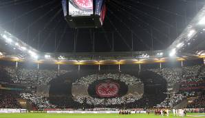 12. Dezember 2013: Zum letzten Gruppenspiel gegen Nikosia kurz vor Weihnachten dekorierten die SGE-Fans ihre Tribüne festlich mit einer Zielscheibe - der Volltreffer ist natürlich das Eintracht-Logo.