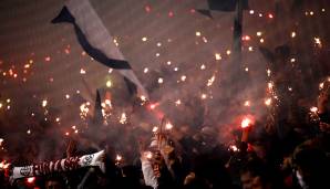 Da wurde es schon beinahe wieder romantisch. Die Fans feierten einen 2:0-Heimsieg. Frankfurt war mit drei Siegen aus drei Spielen Tabellenführer der Gruppe H.