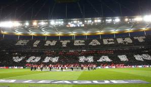 In Anlehnung an die Vereinshymne bildeten weiße Fahnen umzingelt von schwarzen Schwenkern und schwarze Banner mit roter Aufschrift die Botschaft: "Eintracht vom Main. Nur du sollst heute siegen, weil wir dich immer lieben."