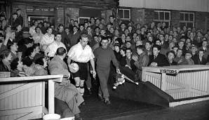 Die Kapitäne Billy Wright (l.) und Ferenc Puskas führen ihre Mannschaften ins Molineux Stadium.