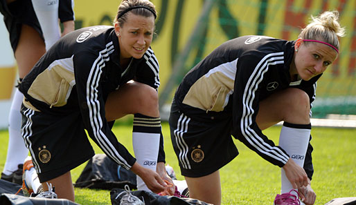 Zittern um ihren Platz im WM-Aufgebot des DFB: Lena Goeßling (l.) und Anja Mittag