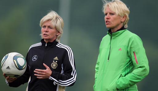 Fester Blick Richtung WM, Silvia Neid und Team Managerin Doris Fitschen (r.)