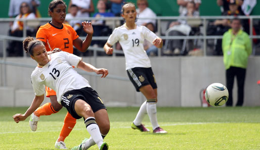 Celia Okoyino da Mbabi (l.) machte auch gegen die Niederlande wieder eine Bude