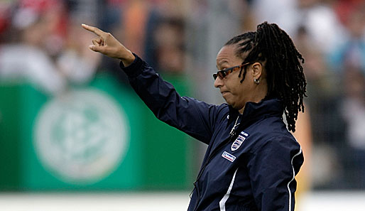 Hope Powell -hier noch mit Rastamähne- gibt bei der englischen Nationalmannschaft den Ton an