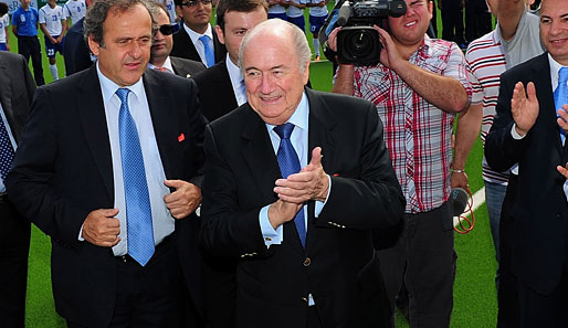 FIFA-Präsident lässt sich im Frankfurter WM-Stadion die Treppe überbauen