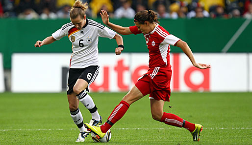 Kanadas Christine Sinclair (r.) möchte gegen Simone Laudehr am Sonntag eine Überraschung schaffen