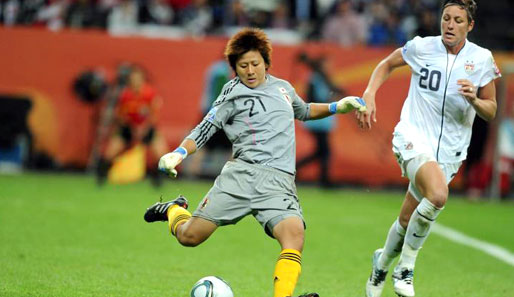 Für Japans Torfrau Ayumi Kaihori (l., gegen Abby Wambach) war ihre geringe Größe kein Hindernis