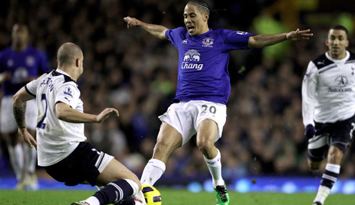 Bald schon Teamkollegen? Steven Pienaar (M.) im Zweikampf mit Tottenhams Alan Hutton