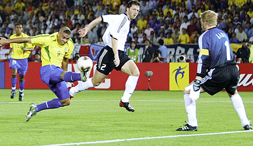 Ronaldo (l.) schoss beim WM-Finale 2002 in Japan beide Tore gegen Deutschland