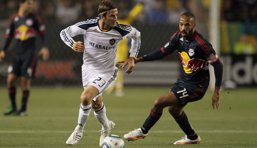 David Beckham (l.), hier von Thierry Henry verfolgt, spielt seit 2007 in Los Angeles