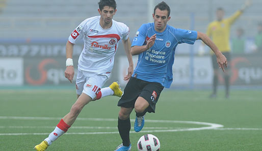 Der Ex-Frankfurter Giuseppe Gemiti (r.) hat mit Novara den Durchmarsch in die Serie A geschafft