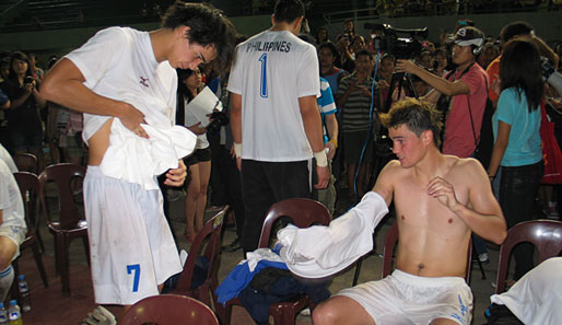 James Younghusband (l.) spielt mit seinem Bruder Phil Younghusband für die Philippinen