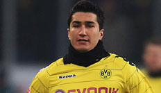 Nuri Sahin im Winter 2010/11 mit dem "Snood" um den Hals