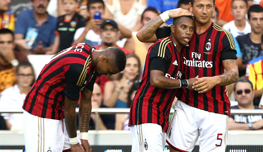 Robinho (M.) brachte den AC Milan im Test beim FC Valencia in Front